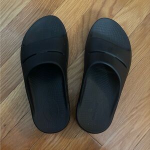 OOFOS Black OOAHH Slides- in black & size M4-W6 // 37